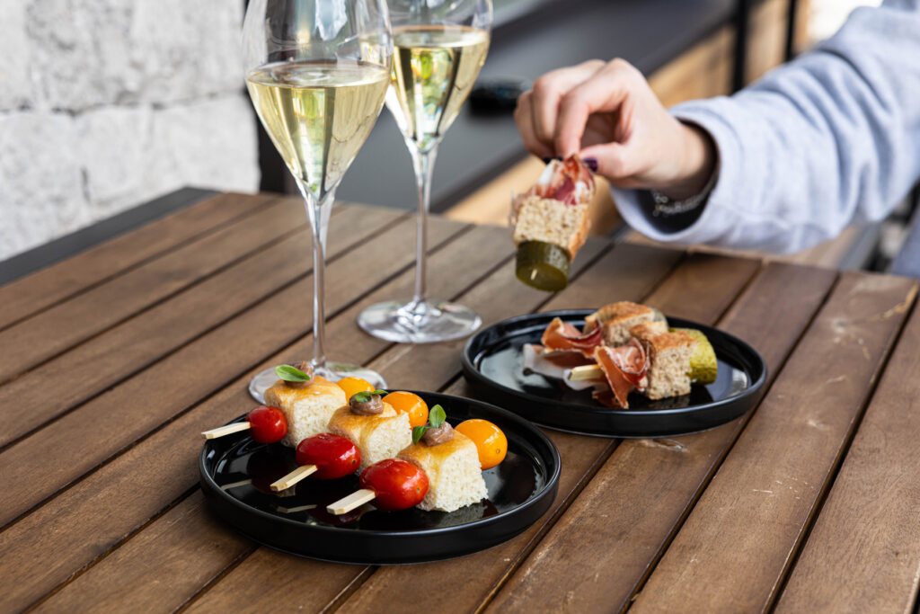 happy hour white moss garni transacqua